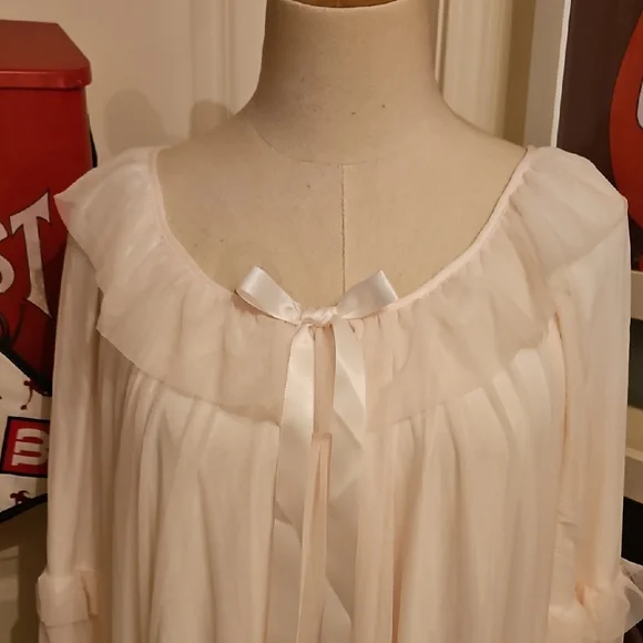 Elegant White Women's Nightgown/ Lounge Wear - Picture 2 of 10